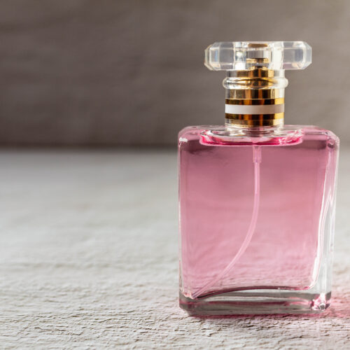 pink perfume and pink perfume bottle Luz de Alba