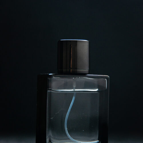 vista-frontal-fragancia-cara-sobre-fondo-oscuro-color-perfume-regalo-presente-amor-pareja-matrimonio-sentimiento-olor Perfume para hombre